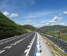 [人民日?qǐng)?bào)]云南玉楚高速公路瀝青路面全線(xiàn)鋪通